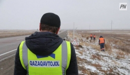 Талая вода перелилась через дорогу в Павлодарской области