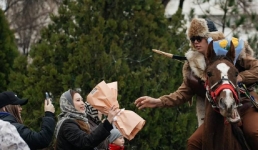 Лучники с цветами на лошадях проехали по улицам Жанаозена