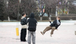 В Актау вандалы снова сломали качели за 2,5 миллиона тенге