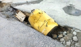 Водители боятся угодить в яму в центре Актау