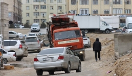 В Актау дороги в густозастроенном микрорайоне сравнивают с сельскими