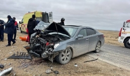 Два человека погибли из-за обгона и столкновения со встречным автомобилем на трассе в Мангистау