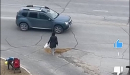 Ну, вот и дожили: жительница Актау и ребенок «залатали» надоевшую яму на дороге