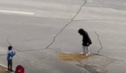 Акимат Актау: «Залатанную» женщиной яму заасфальтируют в ближайшее время