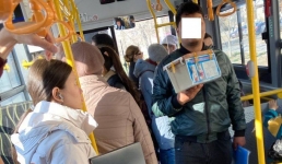 Жителей Актау возмутили попрошайки в автобусах