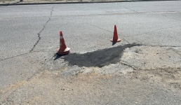 Акимат Актау сообщил об устранении ямы на дороге, которую вчера засыпали женщина и ребенок