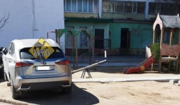 «И так сойдет!»: заехавшего на детскую площадку водителя оштрафовали в Актау