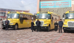 Как в США: в каких школах Мангистау появились необычные школьные автобусы