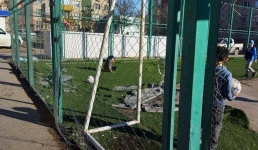 «Недофутбол»: дети вынуждены играть на истерзанном поле в Актау