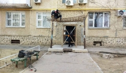 Может рухнуть на голову: падения козырька опасаются жители Актау