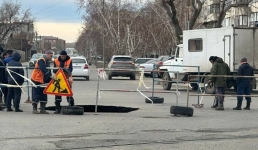 В Павлодаре провалился асфальт