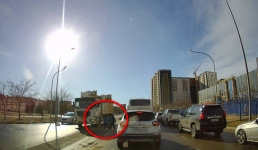 Самосвал едва не задавил детей на «зебре» в Актау