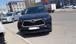 Жители Актау пожаловались на припаркованные автомобили, перекрывающие автобусную остановку в 13 микрорайоне