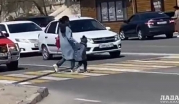 Необычное поведение женщины с ребенком на пешеходе в Актау возмутило водителей