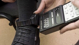 В Мангистау на чиновника надели электронный браслет