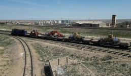 Из Мангистау в Атырау отправили технику для берегоукрепительных работ