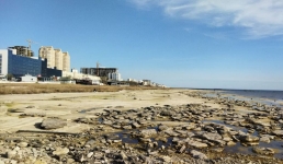 Жители Актау предлагают убрать камни с оголенного побережья Каспия