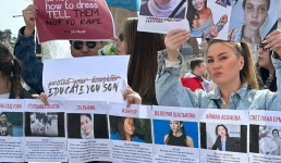 Плакат с погибшей в Актау Валерией Шальновой держали на митинге в Лондоне