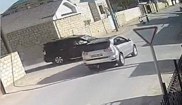 Жесткое столкновение кроссовера и внедорожника попало на видео в Жанаозене