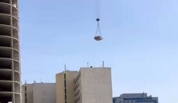 Безопасности ноль: кран поднимает плиты над головами прохожих в Актау