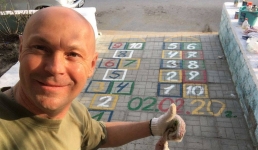 И своих, и соседских: как житель Актау отвлекает детей от гаджетов