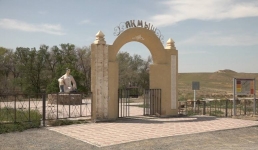 Молодёжь Мангистау провела субботник на Шеркале и в местности Акмыш