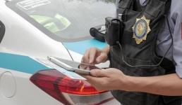 В Актау водители получили штрафы за парковку на автобусной остановке