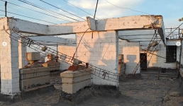 В Актау на крыше многоквартирного дома происходят обрушения конструкций