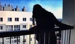 Доведение до самоубийства: в Актау 18-летняя девушка упала с 5 этажа жилого дома