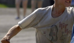 Выпускник ударил семиклассника по челюсти и шокером в Актау: факт попал на камеру