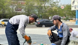 В Актау ремонтируют два монумента в сквере Победы