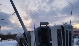 В Павлодаре опрокинулся грузовик с битумом