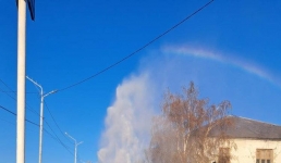 Столб воды поднялся на одной из улиц Павлодара