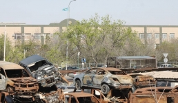 «Кладбище» автомобилей устроили возле прокуратуры в Актау: что будет с бесхозной техникой