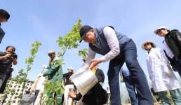 «Таза Қазақстан»: аким Мангистауской области совместно с жителями посадил деревья в аллее универсальной библиотеки