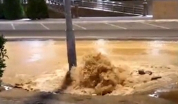 Сколько воды утекло: крупный прорыв трубопровода сняли на видео в Актау