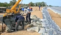 Около 90 спасателей из Мангистау укрепляют дамбу вдоль реки Жайык