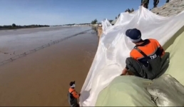 Спасатели Мангистау проводят берегоукрепительные работы вдоль реки Жайык в Атырау