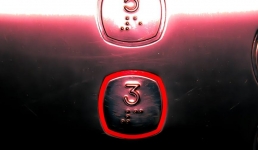 В Актау из бюджета выделено 36 миллионов на замену лифтов в поликлинике