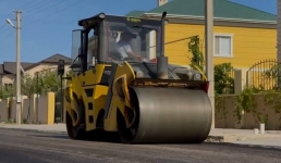 В Актау на дорогах микрорайона «Шыгыс-2» укладывают асфальт