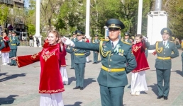 Тридцать военных пар покружились в вальсе на павлодарской площади