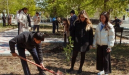 Павлодарская школа поддержала челлендж по высадке деревьев