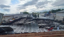 В Павлодаре из горящего склада эвакуировали автомобиль