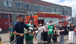 Павлодарским школьникам устроили экскурсию в пожарную часть