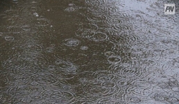 В Павлодаре автомобиль провалился в яму на дороге