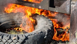 Павлодарские пожарные потушили горящий автомобиль