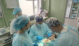 Павлодарские врачи разъединили пальцы двухлетней девочке