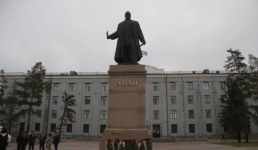 Подножье памятника Абая в Павлодаре покрыли цветами