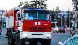 В Павлодаре почти час тушили мусор и навес