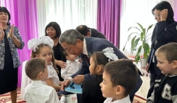 В Павлодаре журналисты и депутаты собрали слабослышащих детей в школу